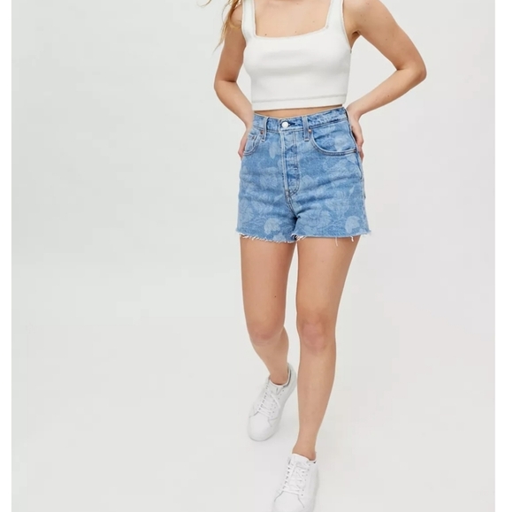 Levi’s Ribcage Denim High Rise Waisted Shorts - Picture 3 of 9
